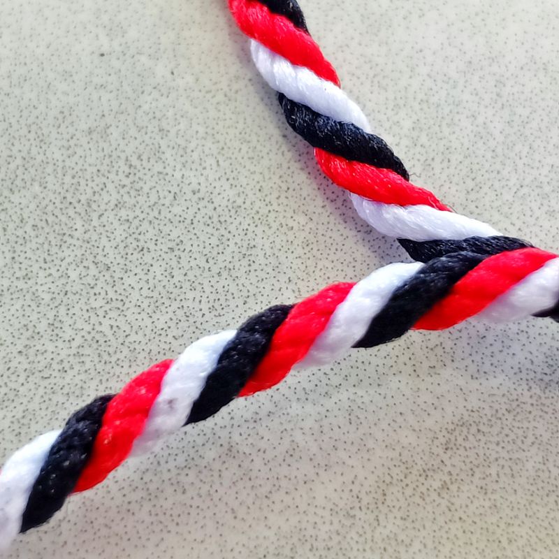 Gelang Tridatu Ulir Rumbai Serut 1 mm / Gelang Tridatu Tipis / Gelang Tridatu Simple / Gelang Tridatu Khas Bali / Tridatu Bali Murah / Oleh Oleh Bali / Kerajinan Bali Murah / Gelang Bali / Oleh Oleh Bali / Tridatu Custom / Craftdewata