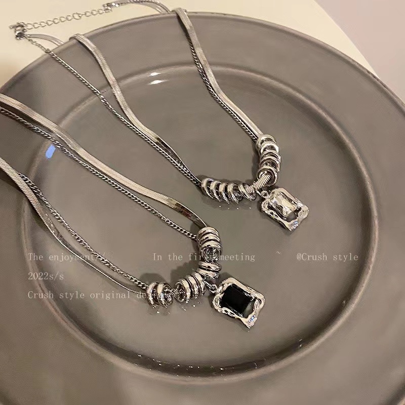 Kalung Rantai Liontin Kristal Zircon Bentuk Kotak Warna Hitam Gaya Vintage Gothic Untuk Wanita