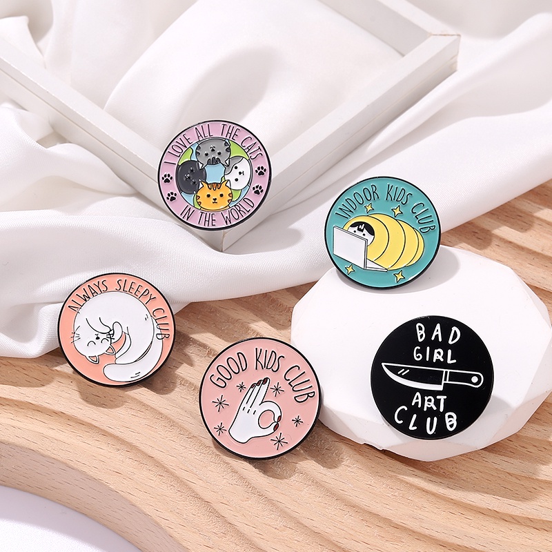 Lucu Kucing Club Enamel Pin Kreatif Anak-Anak Club Tidur Kucing Bros Lencana Kerah Pin Kartun Hewan Lencana Perhiasan Hadiah Untuk Teman