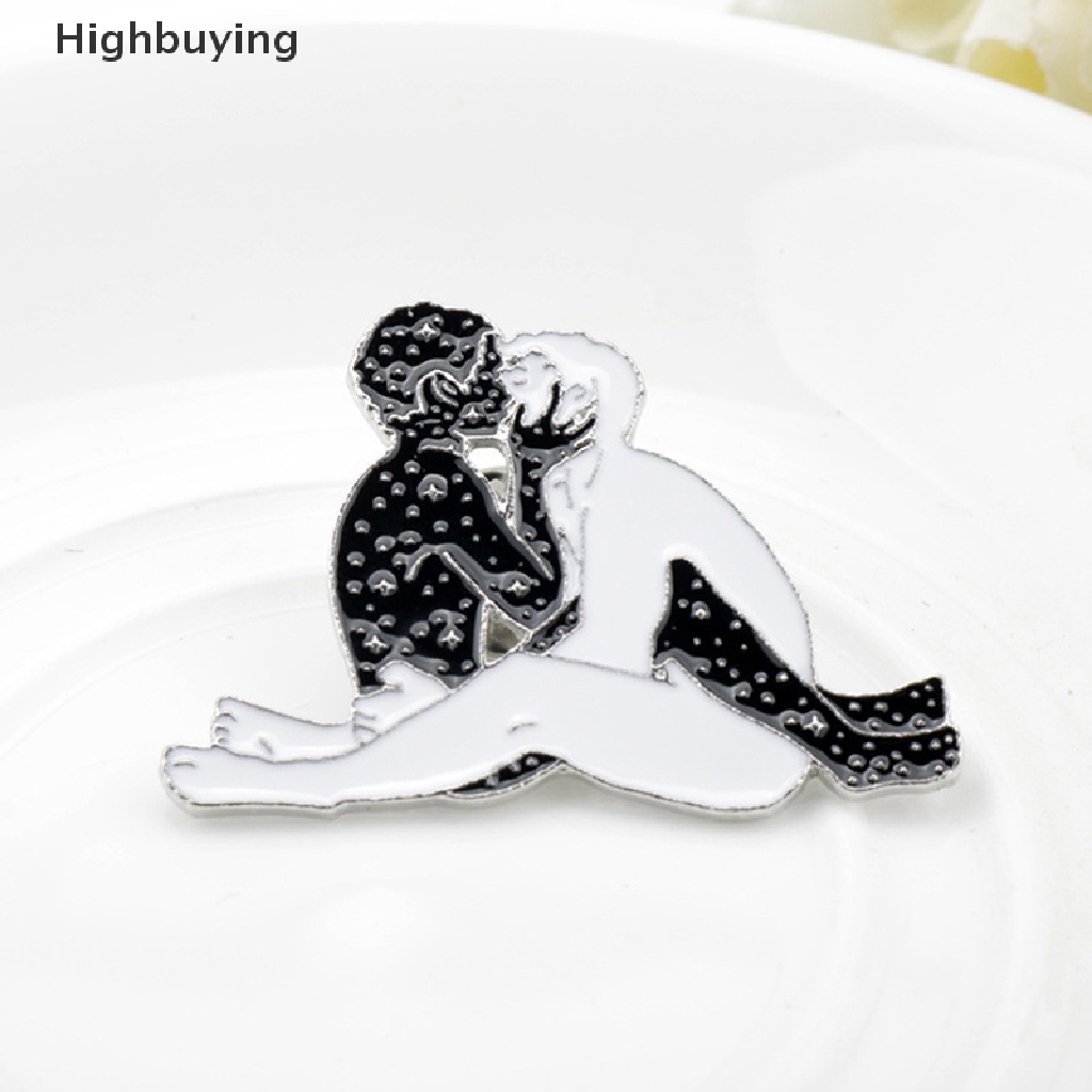 Hbid Enamel Man and Man Hugging Kissing Pins Hitam Putih Merangkul Gairah Bros Lencana Perhiasan Hadiah Glory