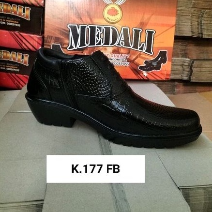 Sepatu kulit pria medali sepatu kerja formal tampil lebih keren