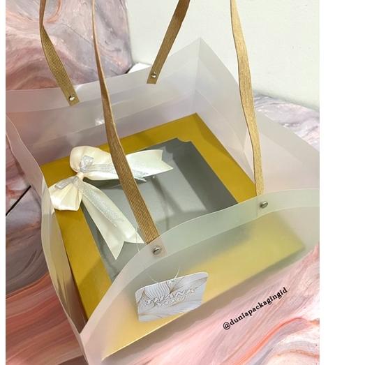 

Beli Segera Tas Goodie Bag Hampers muat Box Kue 25x25 / 22x22 Bahan Tebal Doff Gold Mewah Tas Kantong Kotak Kue / Hampers!!