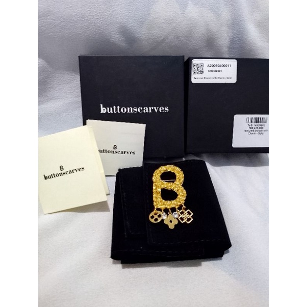 preloved buttonscarves textured brooch with charm