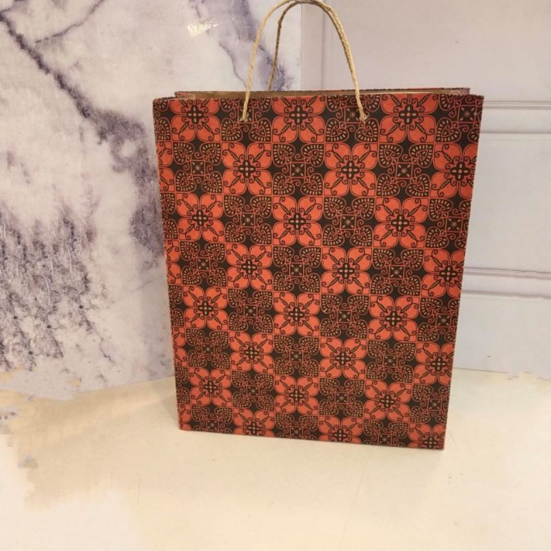 

PAPER BAG MOTIF BATIK 28x10x36cm. 1 PAK ISI 12pcs