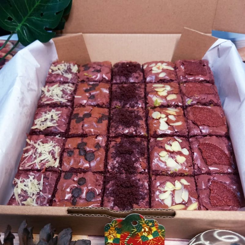 

Hampers/Parcel Fudgy Brownies Red Velvet shiny dan moist 20x20 Free Card & Pita