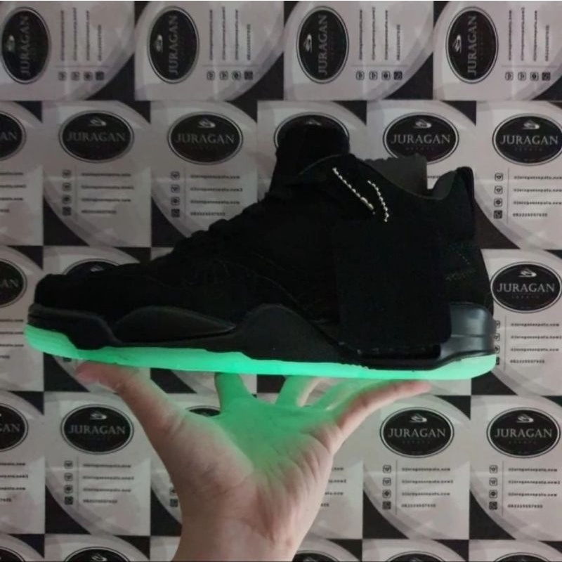 Air Jordan 4 Retro x KAWS &quot;Black&quot;