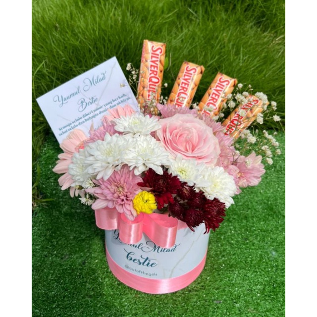 

Hampers Fresh Flower + Coklat Silverqueen