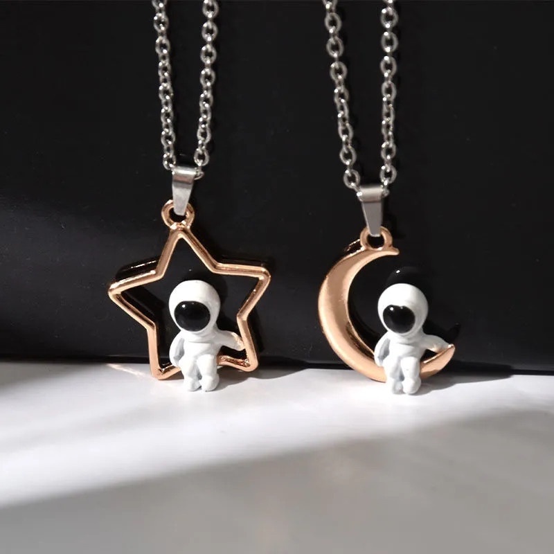 Fashion Temperamen Sederhana Bulan Bintang Perbatasan 3D Spaceman Astronot Liontin Kalung Pasangan Chic Perhiasan Aksesoris