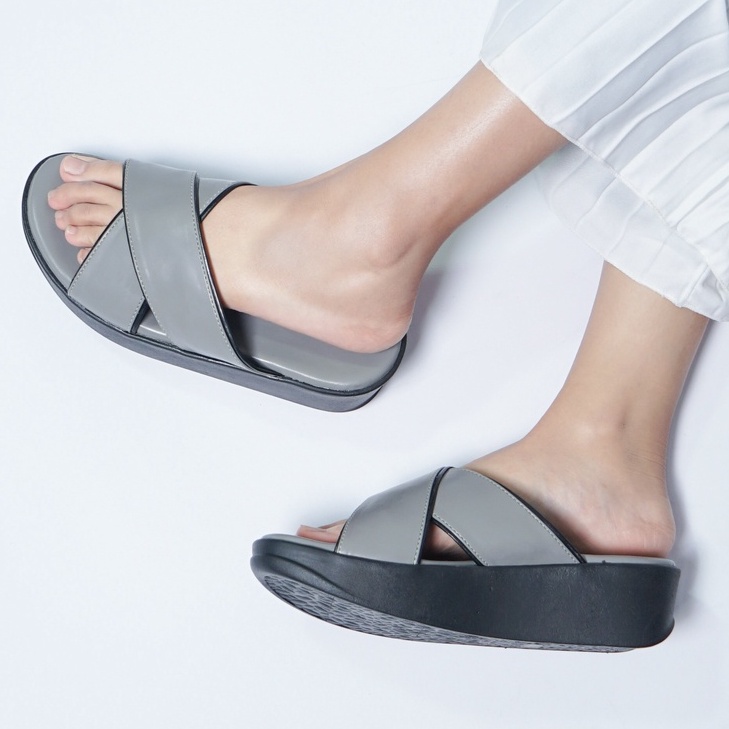 SARASARA YUK - Sandal Wanita Wedges SARA SARA NIKKI Sendal Cewek Platform Wegdes Hak Tinggi 4cm Model Silang 2 Size 35 36 37 38 39 40 Pergi Jalan Santai Rumah Slop Warna BLACK Hitam Selop Premium Kekinian Terbaru Shoes ORI Mall Official Store