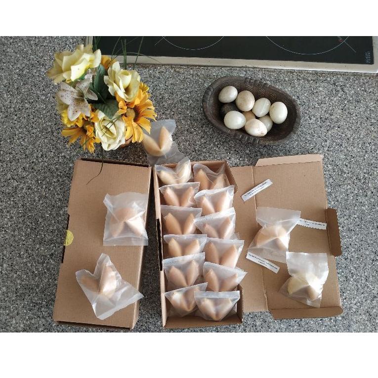 

[Y-P8P] ✔] Fortune Cookies Original kue kering ada kata kata dalam tekukan kue CUSTOM TEXT (isi 12 piece)-murah