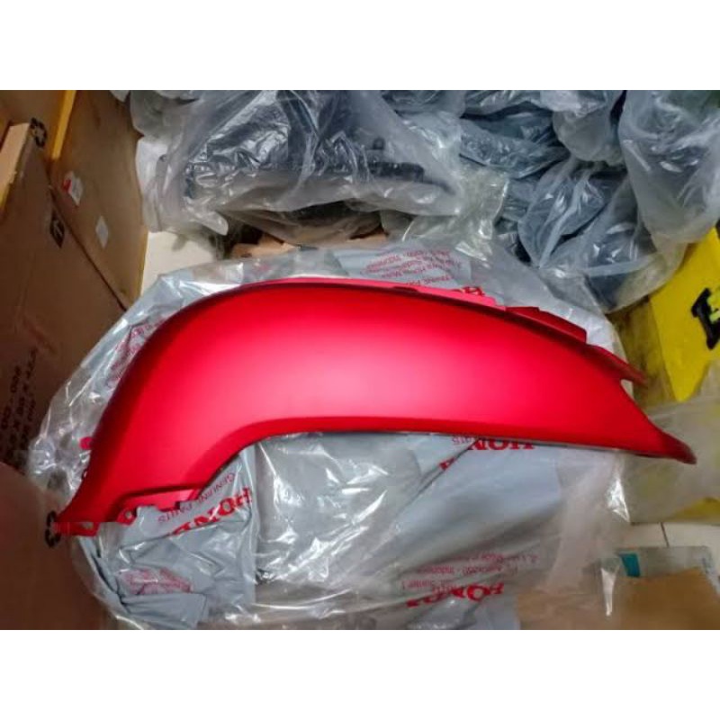 COVER BODY SAMPING KIRI WARNA MERAH MARUN DOP / COVER BODY L SCOOPY ESP FI K93 KODE 83600K93N00ZP TA
