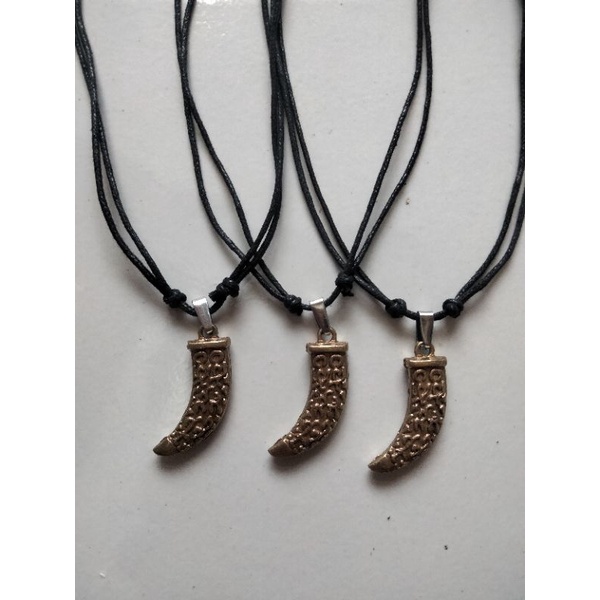 kalung taring motif