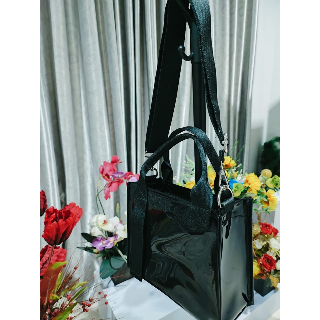 Tas selempang wanita Mika Hitam resleting Mini size fashionable