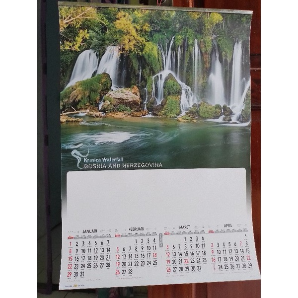 

kalender dinding 2023 motif Air terjun