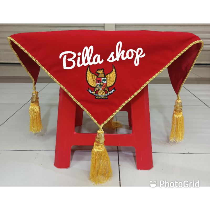 

Alas Baki Bludru Upacara Warna Merah premium