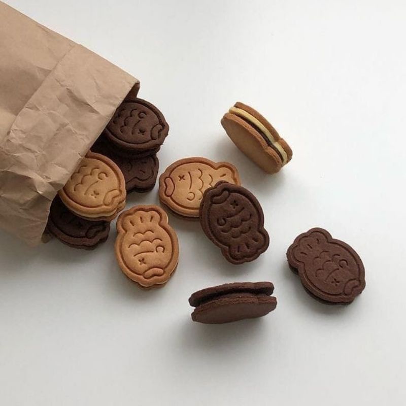 

Biskuit Coklat bentuk ikan