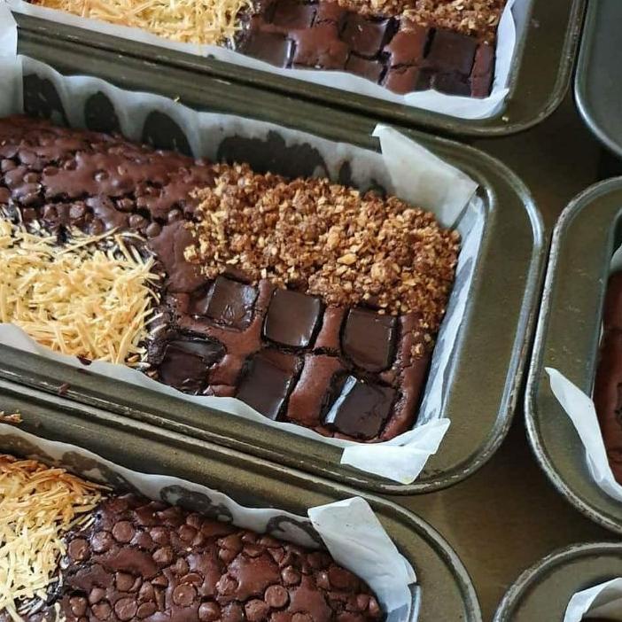 

Four Topings Fudgy Brownie