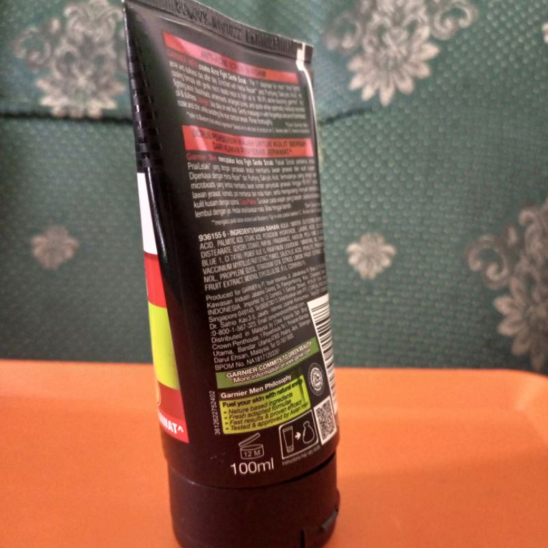 Garnier Men Acno Fight Anti-Acne Scrub In Foam Cleanser 100ml