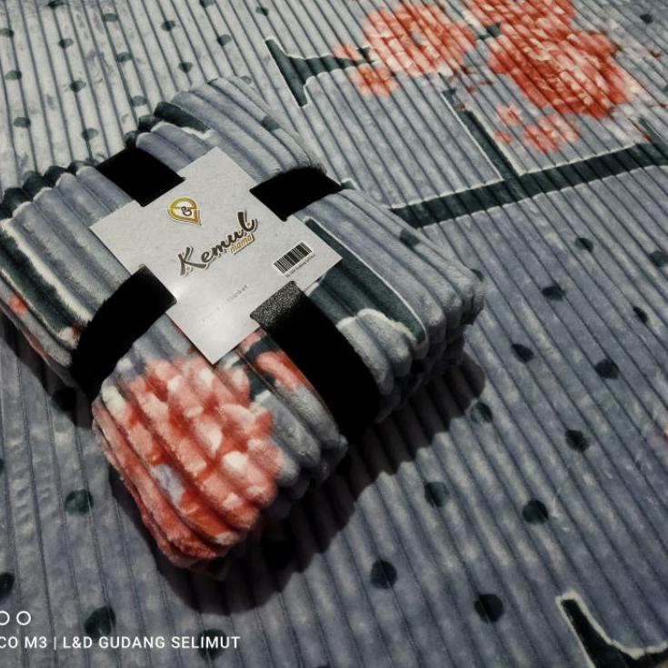 Pasti Baru Selimut Kemul Mama Motif