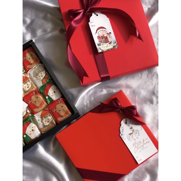 

CHRISTMAS HAMPERS - TAIWANESE PINEAPPLE CAKE / PREMIUM NASTAR - FAT SCRUMMY - HAMPERS NATAL