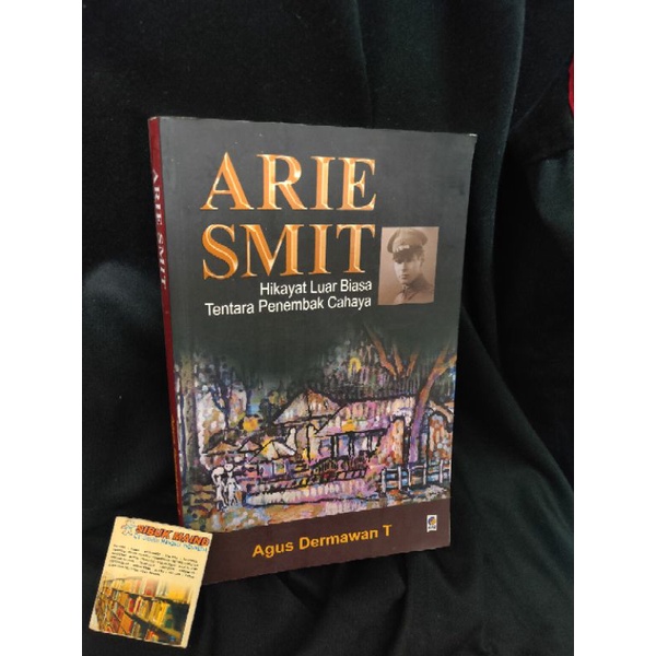 ARIE SMIT: Hikayat Luar Biasa Tentara Penembak Cahaya Penulis : Agus Dermawan T