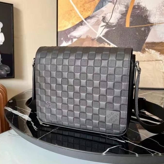 Tas Selempang Messenger Bag Pria Lv2023 District Damier Infini Miror Deepblue256