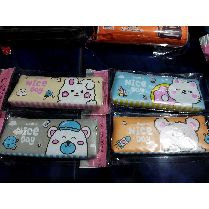 

Tempat pensil karakter cartoon