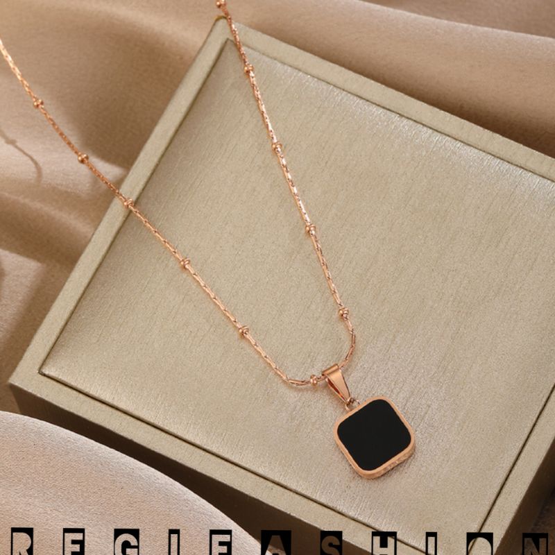 KALUNG TITANIUM WANITA LIONTIN KOTAK CLOVER HITAM KALUNG TITANIUM WANITA MODEL TERBARU PERHIASAN WANITA TERLARIS