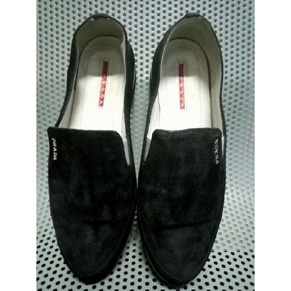 sepatu second slip on Prada