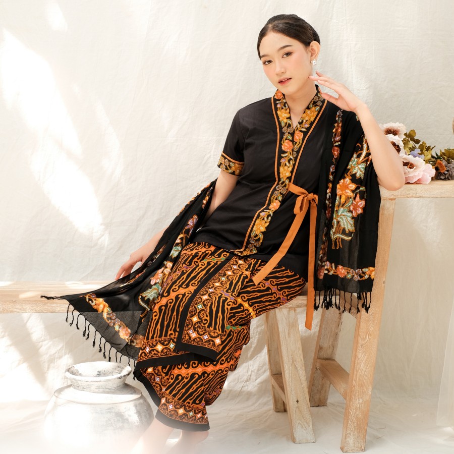 Kebaya Batik Kirana Lengan Pendek Meradelima Katun Jepang Sogan