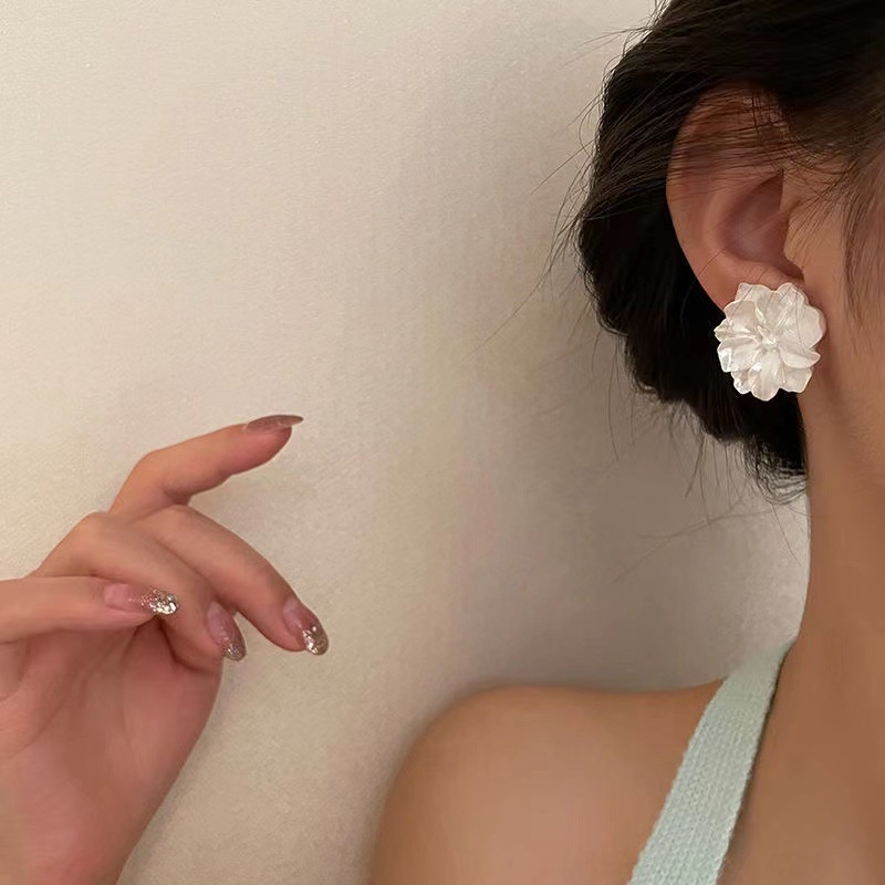 Anting Tusuk Motif Bunga Putih Elegan Untuk Aksesoris Perhiasan Wanita