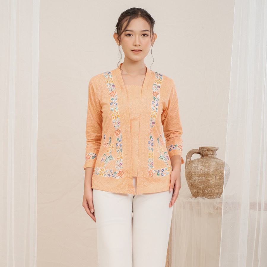 Kebaya Encim Batik Tanahan Lengan 7/8 Meradelima Katun Peach