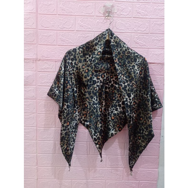 Preloved / PL / Jilbab Segitiga Motif Leopard