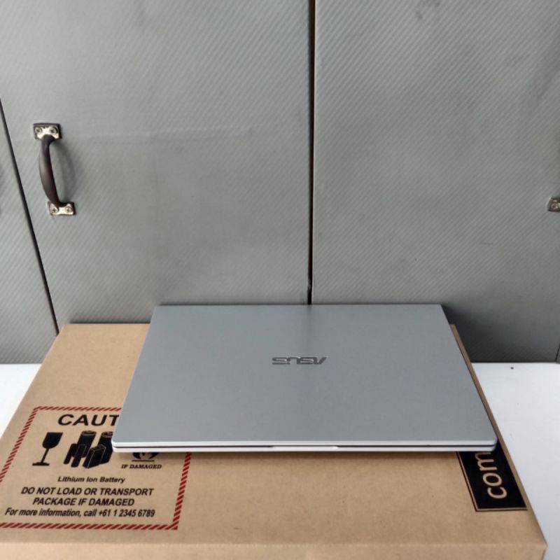 Laptop Asus Vivobook A409FJ Cor i5-8250U Ram 4Gb/Ram 8/SSD 256Gb Nvdia MX230 2GB FHD IPS 1920X1080 Editing desain, mulus