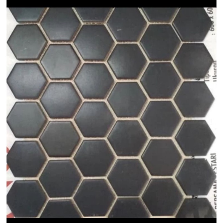 keramik mosaic hexagonal hitam doff 5cm