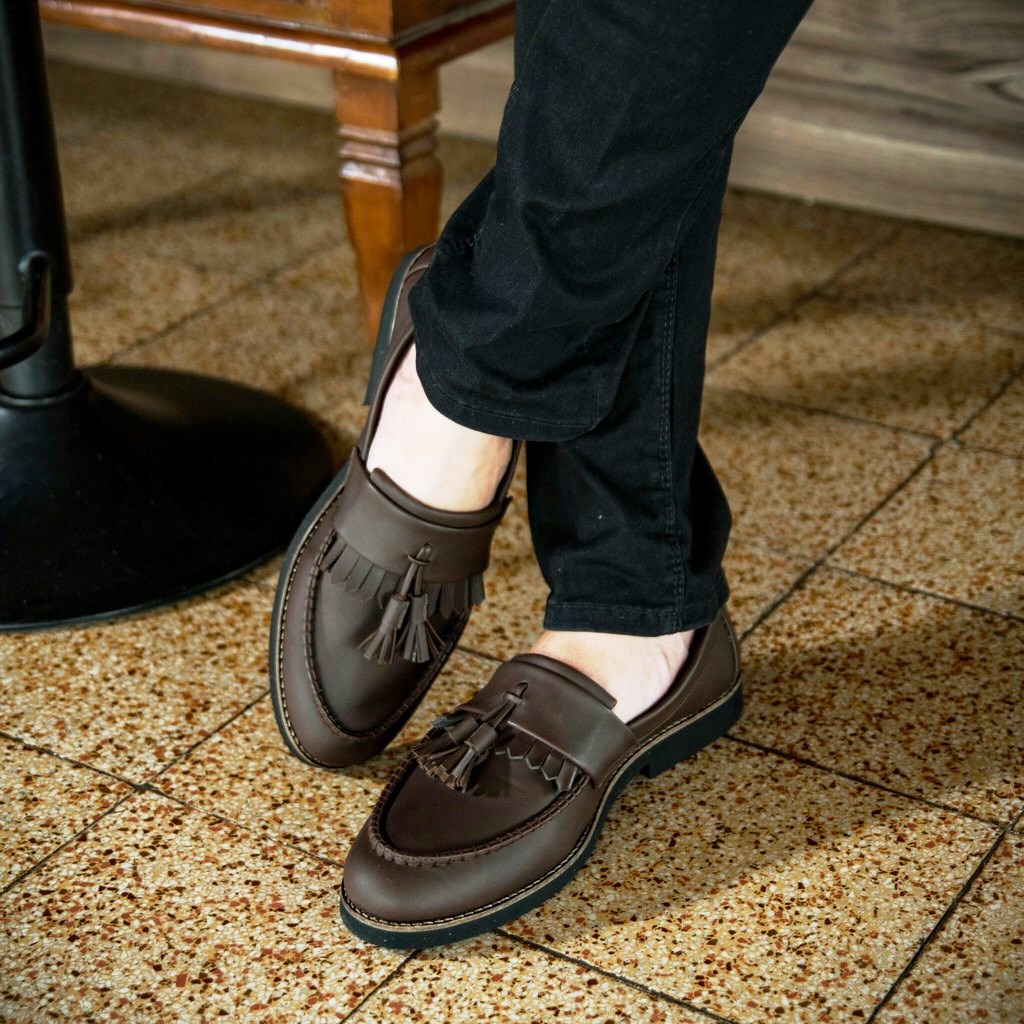 AARON BROWN ORIGINAL x JACK Sepatu Loafers Coklat Pria Slip On Simple Formal Casual Kerja Kantor Slop Resmi Kantoran Pesta Kondangan Selop Jalan Santai Hangout Kuliah Penny Loafer Semi Kulit Premium Footwear Big Size Jumbo Ukuran Besar 44 Keren Kekinian