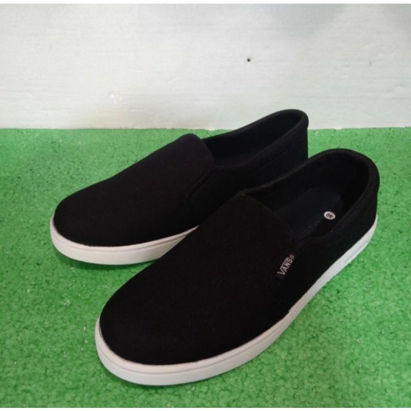 Sepatu Slip On Hitam Putih Sepatu Santaii