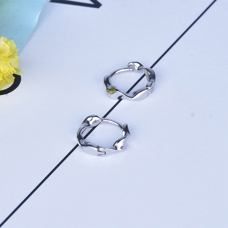 Unisex Anting Hoop Mobius Kecil Untuk Wanita Lingkaran Geometris Sederhana Warna Silver Earring Hadiah Pesta Fashion Perhiasan