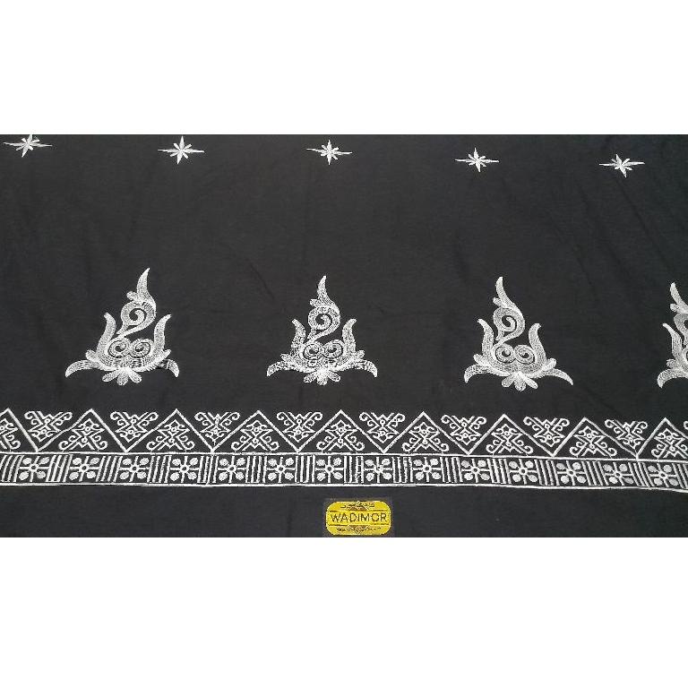 sarung bordir warna hitam,benang kuning dan putih motip gayo besar "PWD.11De22ᴶ"