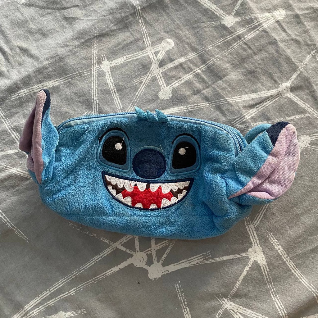 

TEMPAT PENSIL BULU KARAKTER STITCH / PRELOVED TEMPAT PENSIL 2 RUANG BIRU LILO STICH