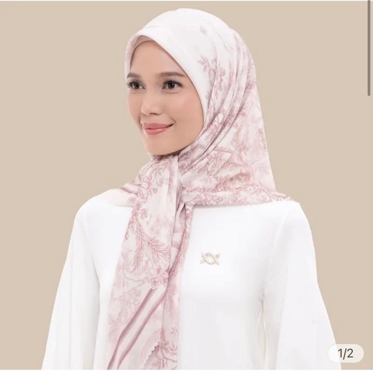 [READY] Ruby Scarf Coraline Wearing Klamby