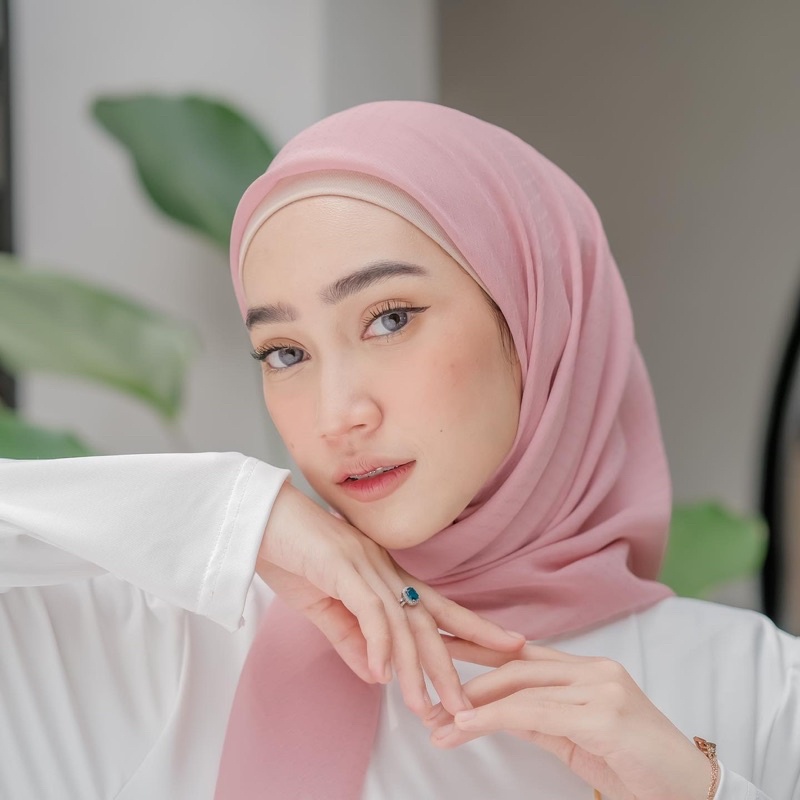 Koyu Hijab Segiempat Viney Jepang Honey Bee Square