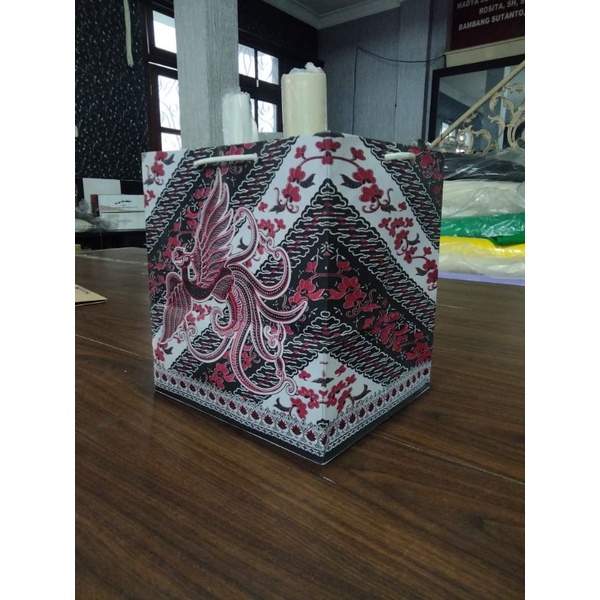 

PAPER BAG BOX NASI 25 X 25 CM MOTIF BATIK