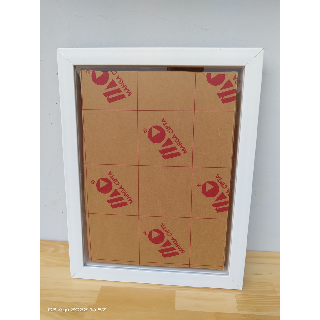 Pigura Putih minimalis Ukuran 40x60cm + akrilik antipecah