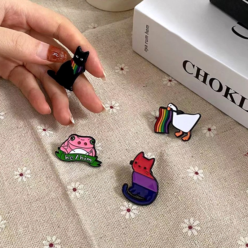 Kucing Hitam Pelangi Dasi Kupu-Kupu Enamel Pin Kartun Bebek Kodok Kucing Bros Lencana Kerah Pin Rainbow Animal Pride Perhiasan Hadiah Aksesoris