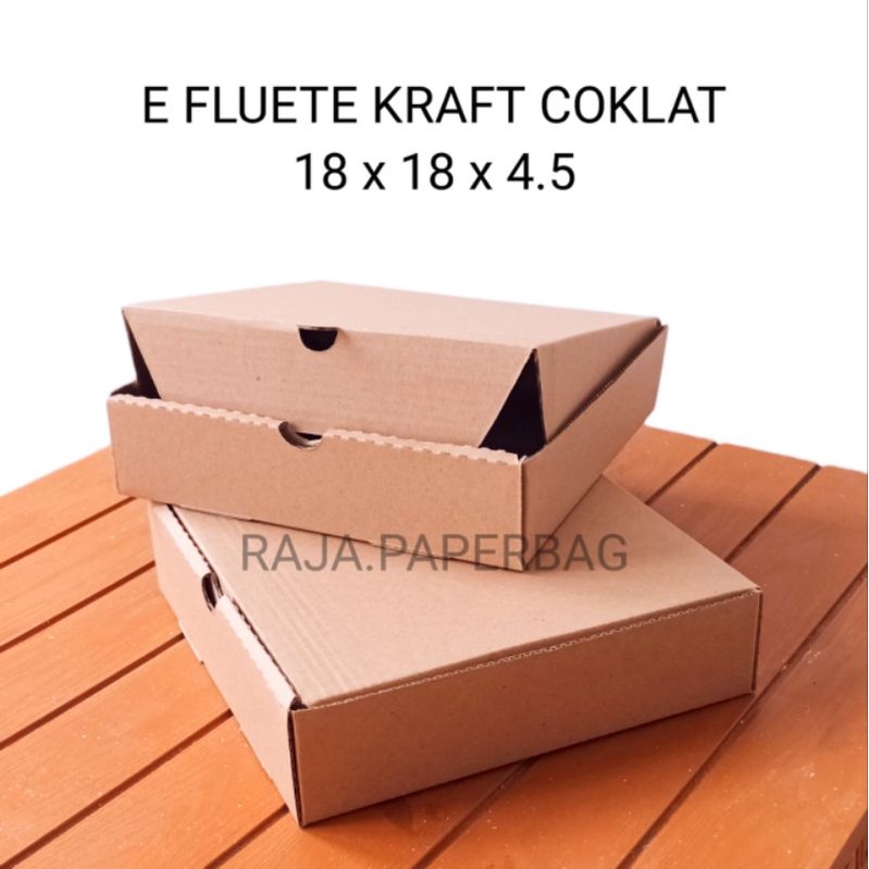 

Box pizza kardus E Fluete 18x18x4.5 untuk packing souvenir hampers olshop gift box dus baju