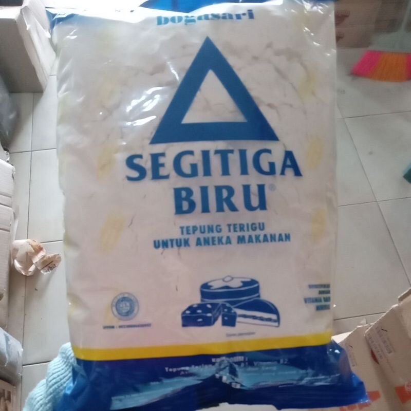 

Tepung Terigu segitiga biru 1kg