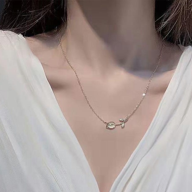 【Bayar di tempat】Tulip Kalung Perempuan Desain Niche High-end All-match Lembut Pacar Rantai Klavikula S925 Silver Titanium Steel Untuk Wanita