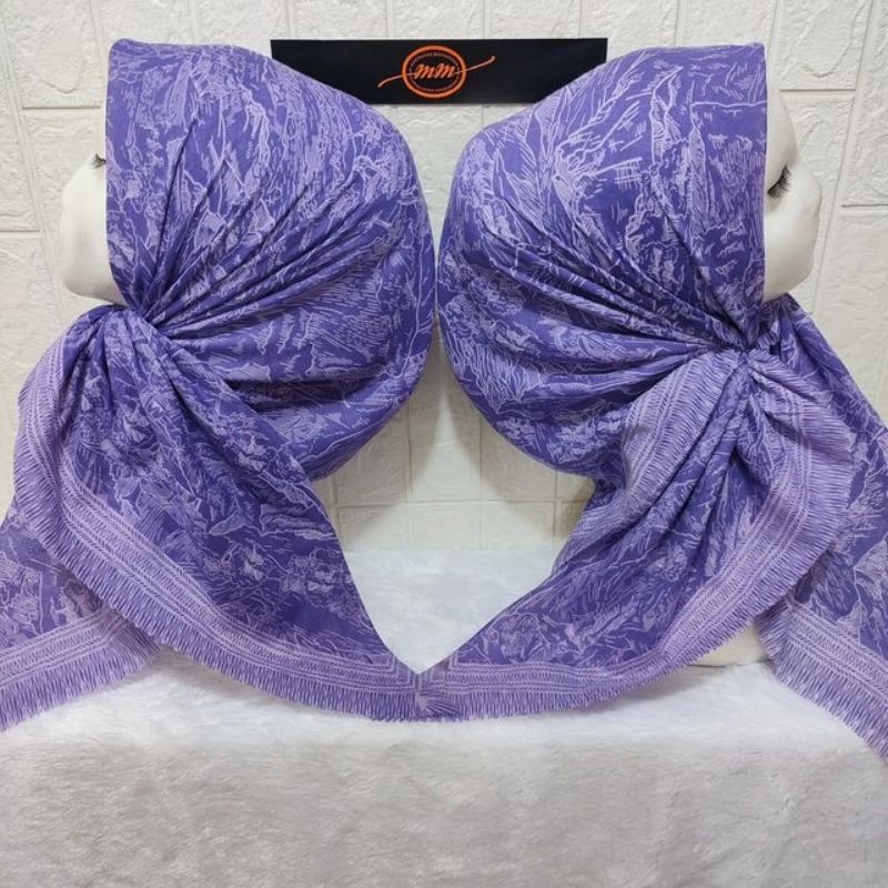 HIJAB SEGI EMPAT VOAL MOTIF SCENE UNGU MUDA