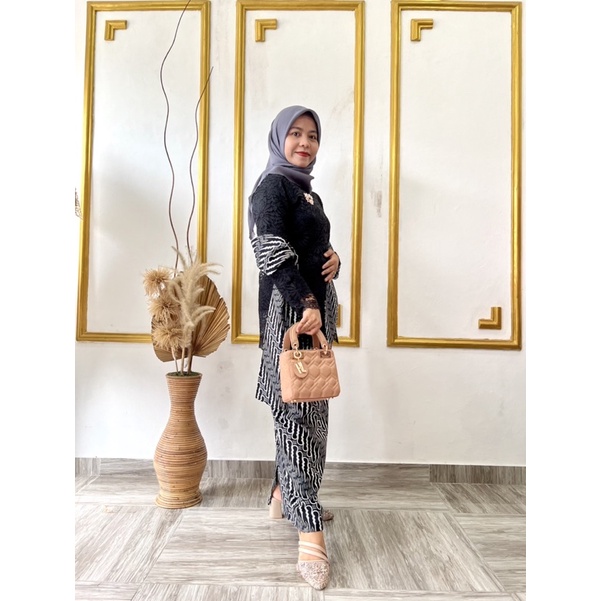 KEBAYAMODERN/KEBAYASELENDANG/KEBAYACANTIK/KEBAYAMURAH/KEBAYABATIKCOUPLEKEBAYABROKAT/KEBAYAWISUDA/KEBAYALAMARAN/KEBAYAPESTAKEBAYAZAFIRAH/KEBAYAVIRALKEBAYAHITAM/KEBAYASERAGAMANINSPIRASIKEBAYAMODERNKEBAYA